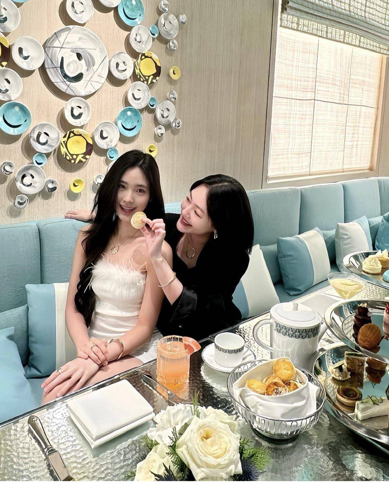小S露辣腿赢不了二女儿　Lily美到撞脸林志玲 时尚穿搭 图2张