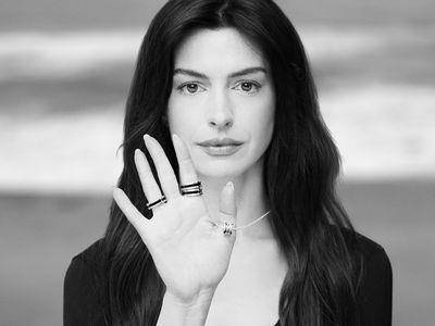 亮・珠宝／安海瑟薇收起笑容　戴宝格丽慈善项炼呼吁救助弱势童