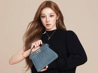 (G)I-DLE宋雨琦升格FENDI品牌大使！　露超甜灿笑捧Peekaboo包晒长腿