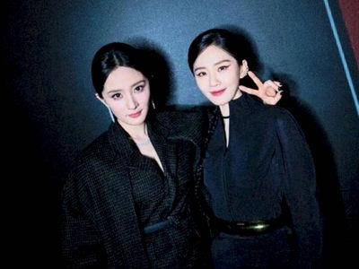 杨幂穿男装下衣失踪秀长腿！与刘诗诗“世纪同框”全黑造型又美又飒