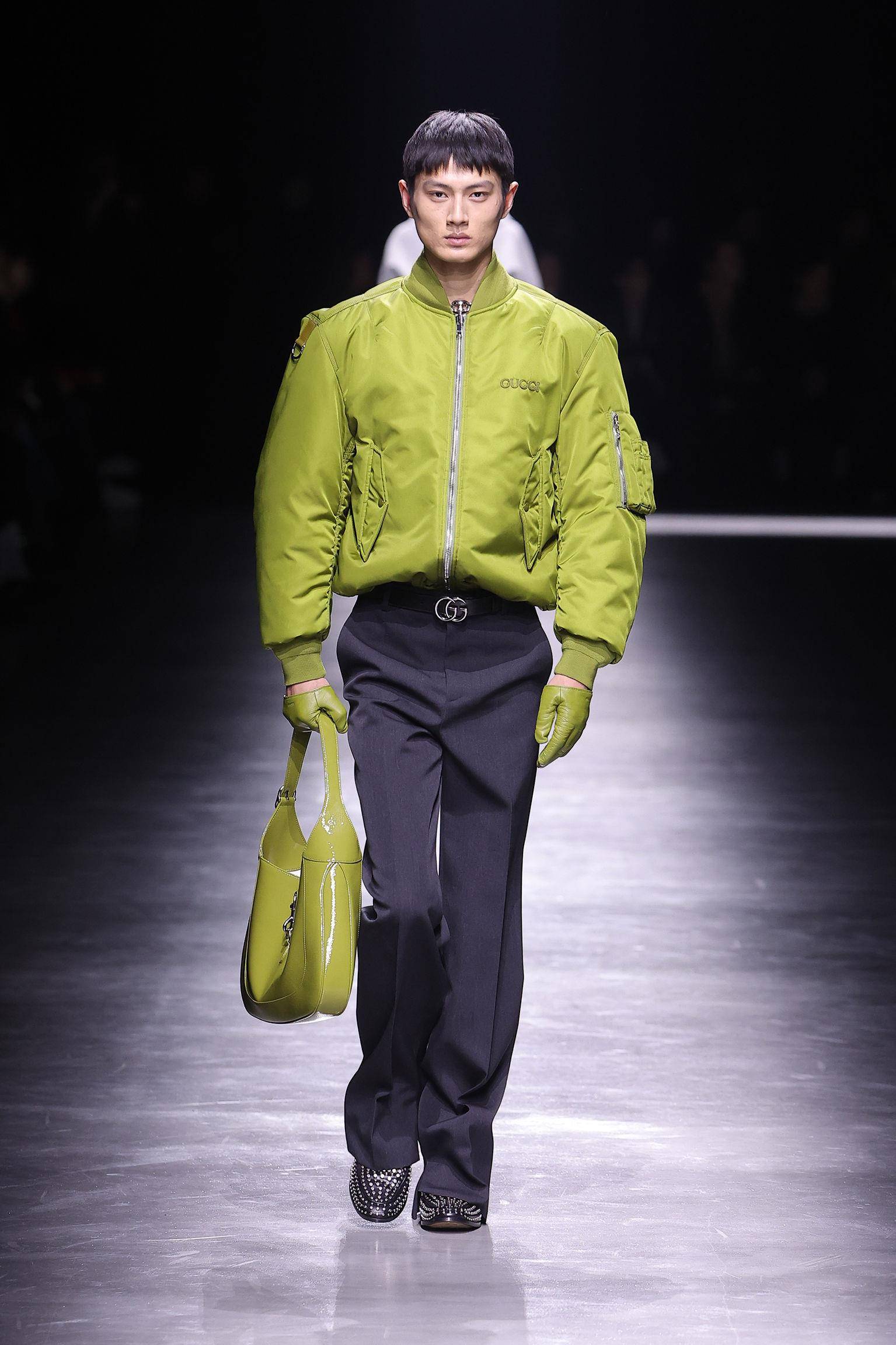 米兰男装周／IU粉发超仙！Gucci镜像续写女装极简风　传统领带变样更性感 时尚穿搭 图9张