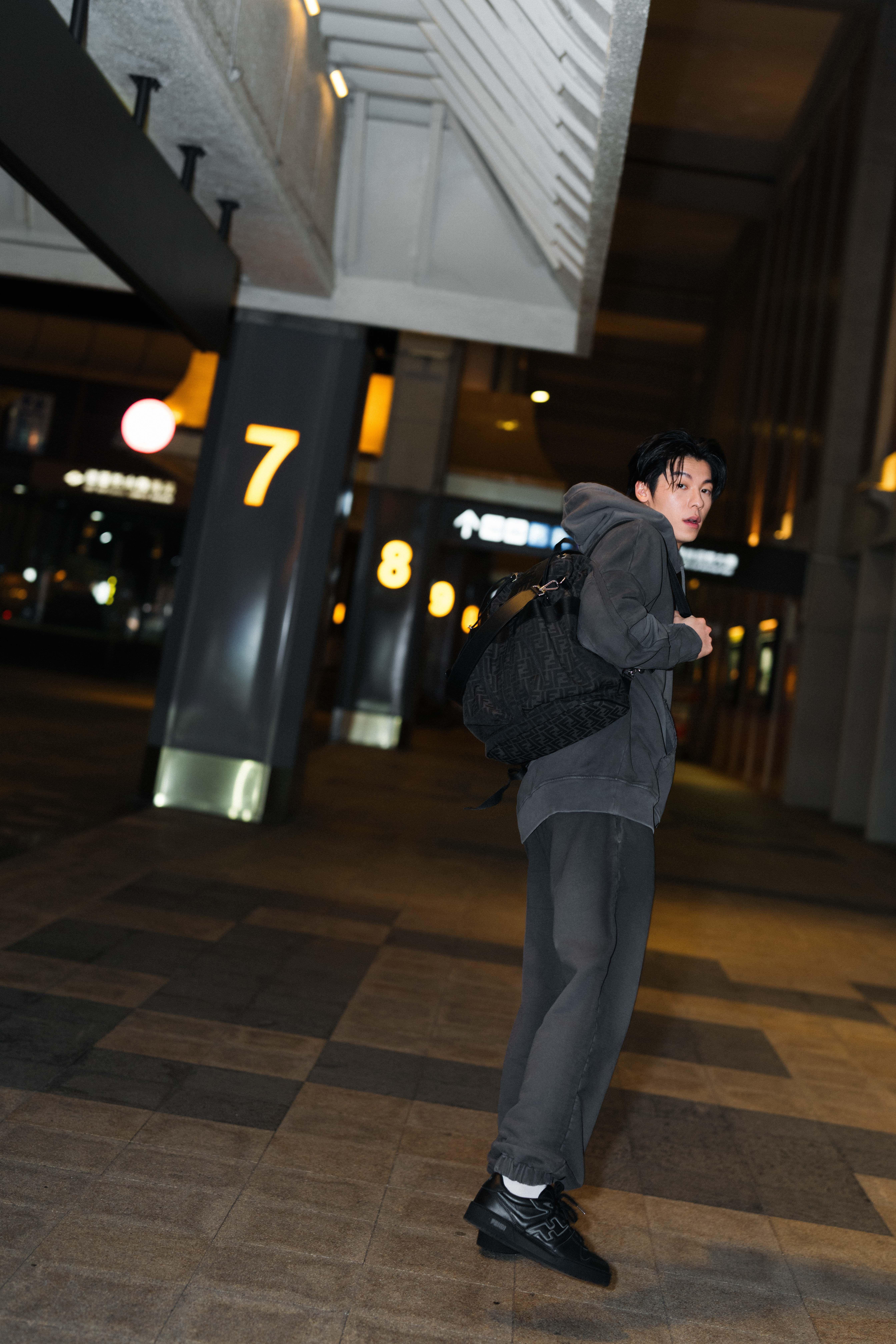 许光汉、日本大势男神目黑莲机场帅照曝光！　男友风穿搭飞米兰看FENDI秀 名人名流 图2张