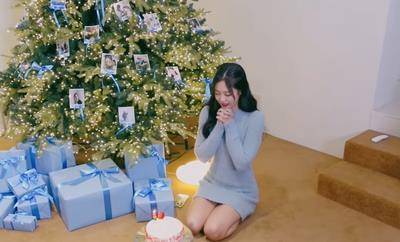 Jennie做生日蛋糕边偷吃　庆生会露美腿吸睛