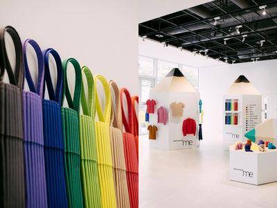 me ISSEY MIYAKE巨型铅笔造型快闪店！超夯12色褶包、昆布包一次入手