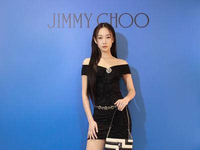 吴卓源踩JIMMY CHOO新鞋直呼“气质都来了”　辣晒美腿传授保养秘诀