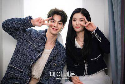 《与恶魔有约》宋江、金裕贞情侣穿搭每套都像拍画报　高调放闪学起来