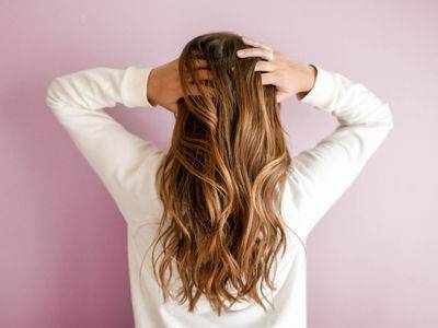 现代人高压忙碌！专家：当头发变细软、当心“落发”提早报到