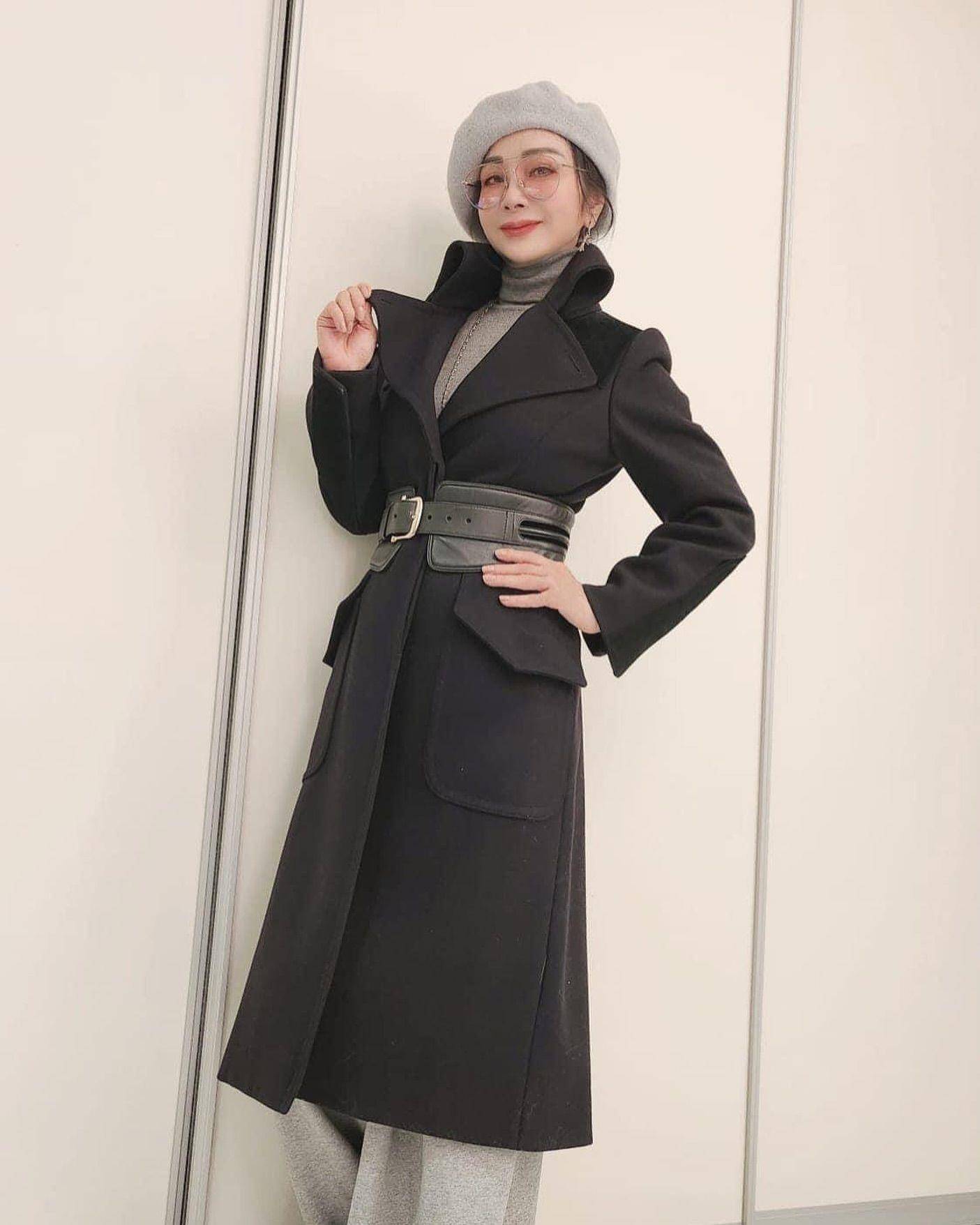 陈美凤快30年香奈儿大衣上身依然时髦　火辣身材数十年如一日 时尚穿搭 图1张