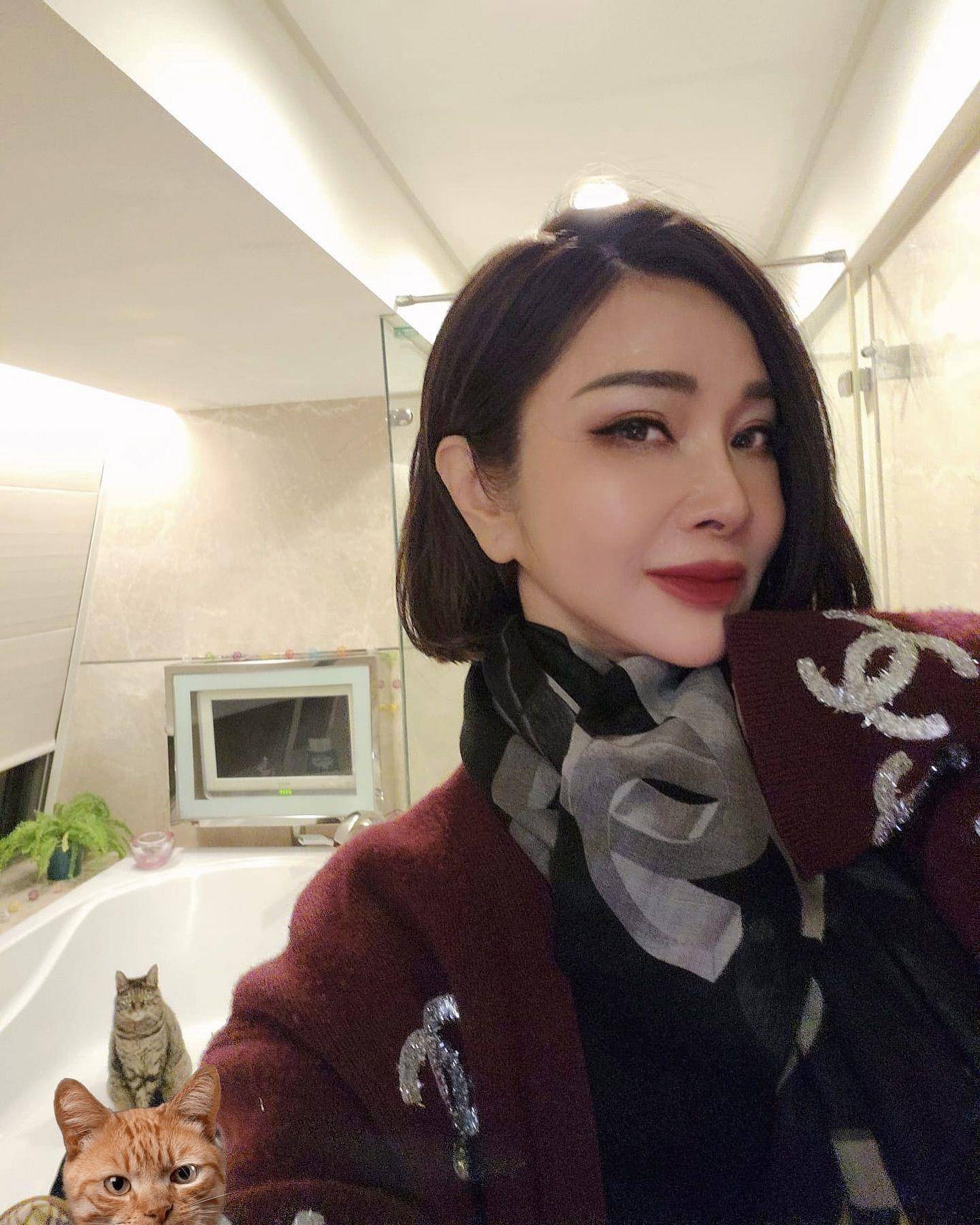 陈美凤快30年香奈儿大衣上身依然时髦　火辣身材数十年如一日 时尚穿搭 图3张