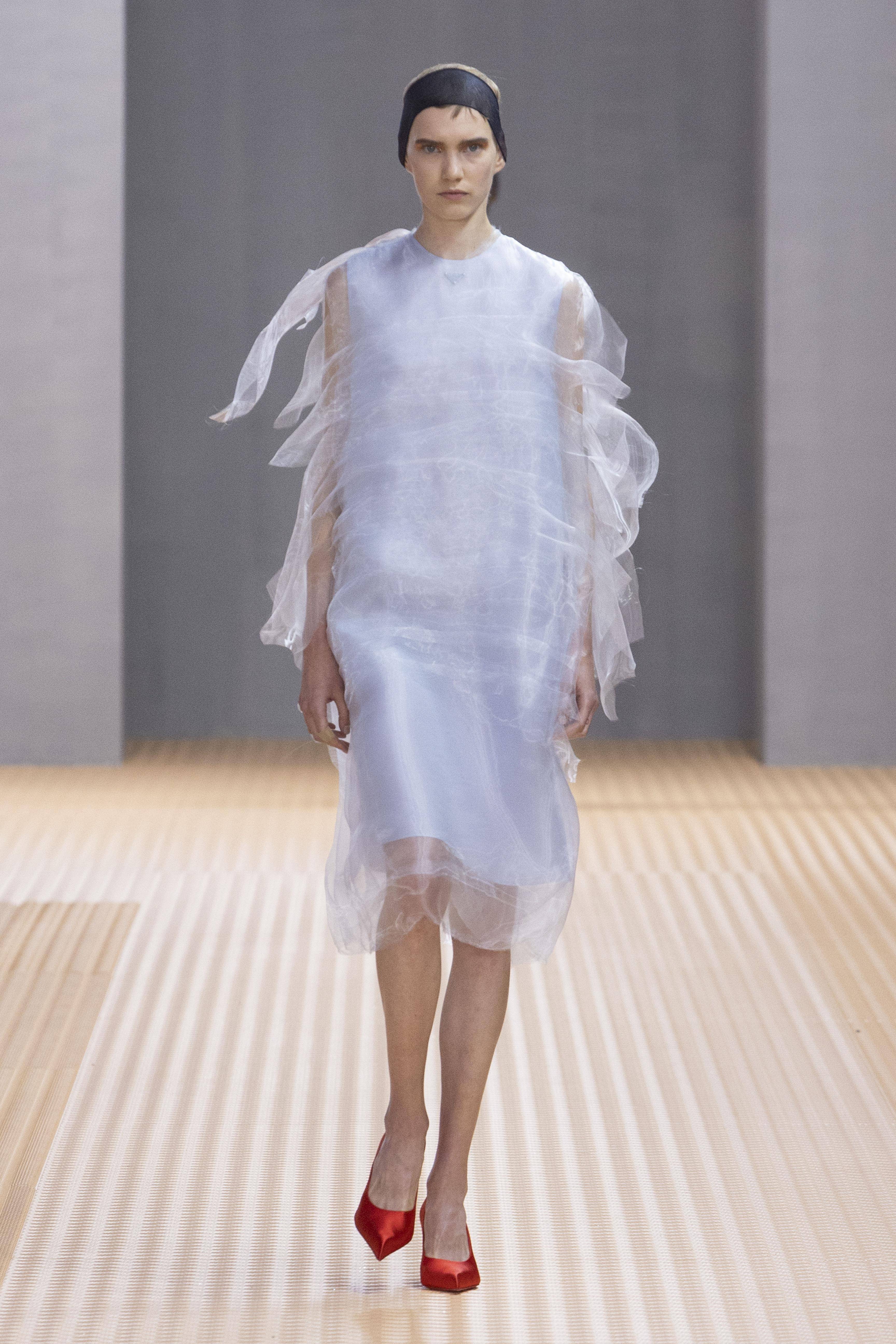 范少勋帮袁澧林挑衣服“显腿长”　PRADA新包的皮带竟能拆了系腰上 时尚穿搭 图7张