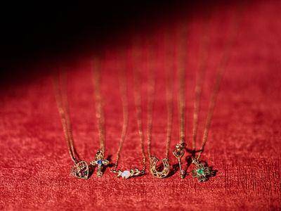 开春幸运符码首饰出列　微笑项炼满载正能量