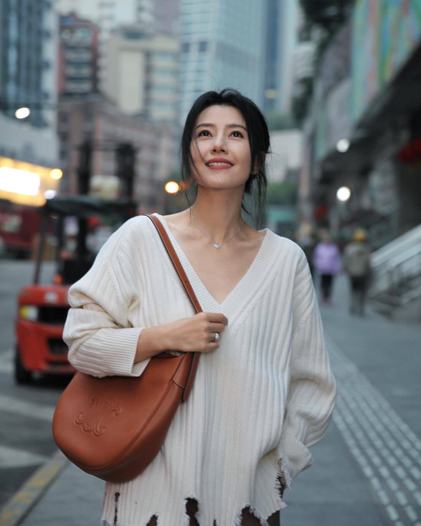高圆圆叠搭珠宝海边吹风美翻　刘诗诗耳环控泄俏皮性格 名人名流 图5张