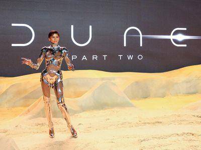 千黛亚战士装胸型、臀型全都露　大胆前卫设计竟是29年古董衣