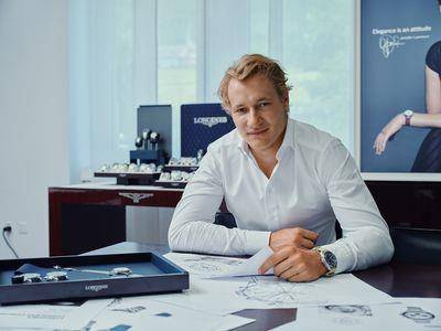 浪琴表携手滑雪冠军推联名表　优雅蓝表配红细节更年轻