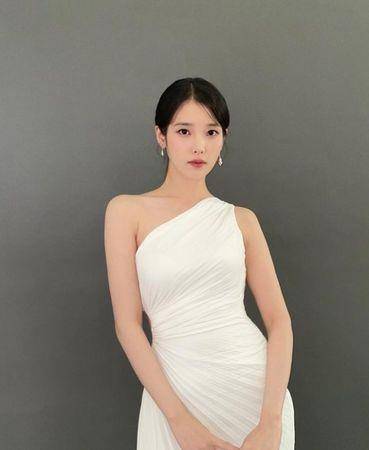 甜美脸蛋可盐可甜！IU堪称“发型彩妆教科书”　任何造型难不倒 最新资讯 图5张