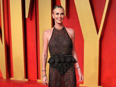 亮・珠宝／莎莉赛隆遭讥睡衣造型　高明珠宝叠搭法挽颓势