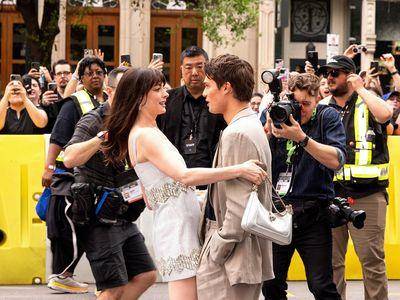 安海瑟薇同台鲜肉男星看不出大一轮　宝格丽银包成减龄神器