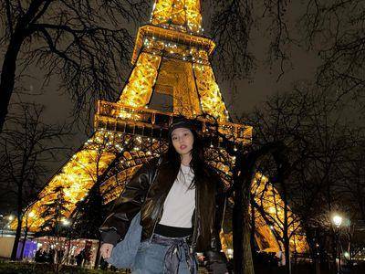 Jennie香奈儿丹宁包好俏丽　黑白穿搭不无聊