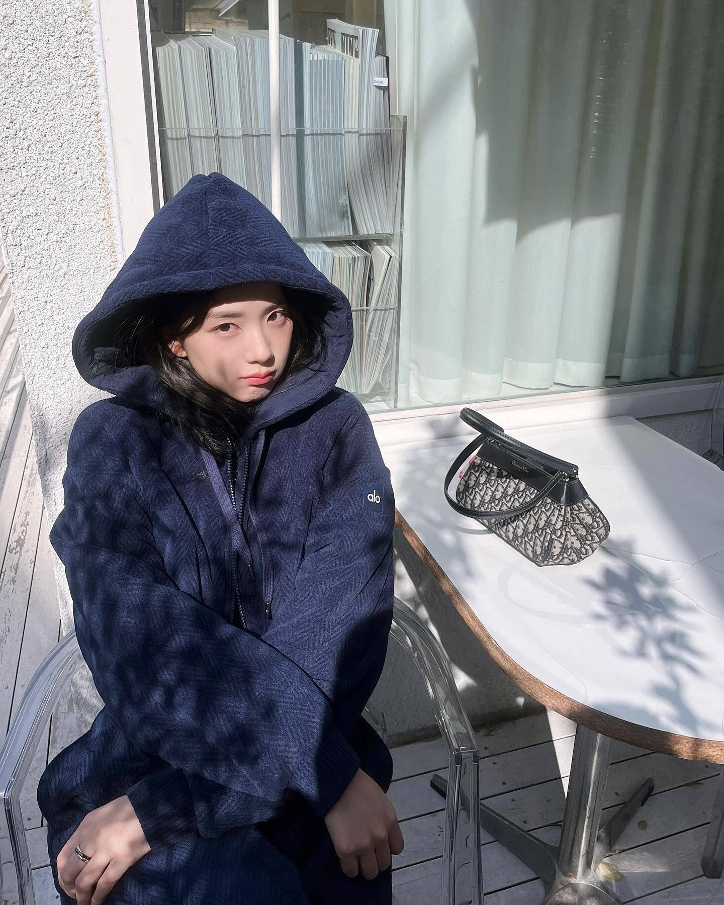 Jisoo登机装一次秀3爱牌　改戴卡地亚酷酷的黑陶瓷三环戒 时尚穿搭 图1张