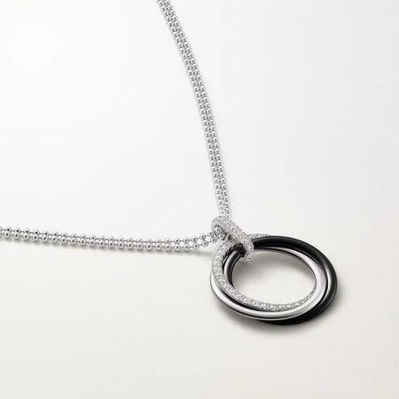 Jisoo登机装一次秀3爱牌　改戴卡地亚酷酷的黑陶瓷三环戒 时尚穿搭 图4张