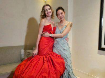 孔晓振与LVMH集团太子妃红配绿超抢眼　拎LV骰子包很俏皮