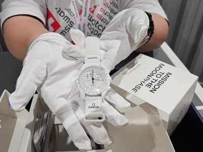 Swatch欧米茄史努比联名表1小时卖光　铁粉排20小时抢到手