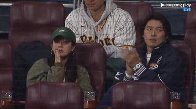 玄彬35万欧米茄史努比表上手好Q　换尼龙表带绝配棒球外套