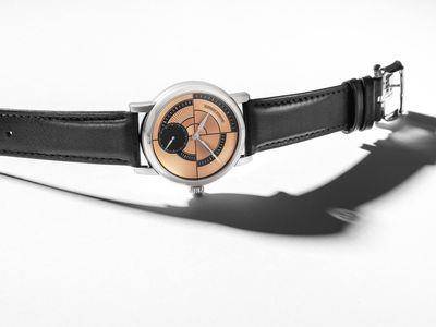 “几何解构”面盘错落有致　独立制表正反面都是亮点