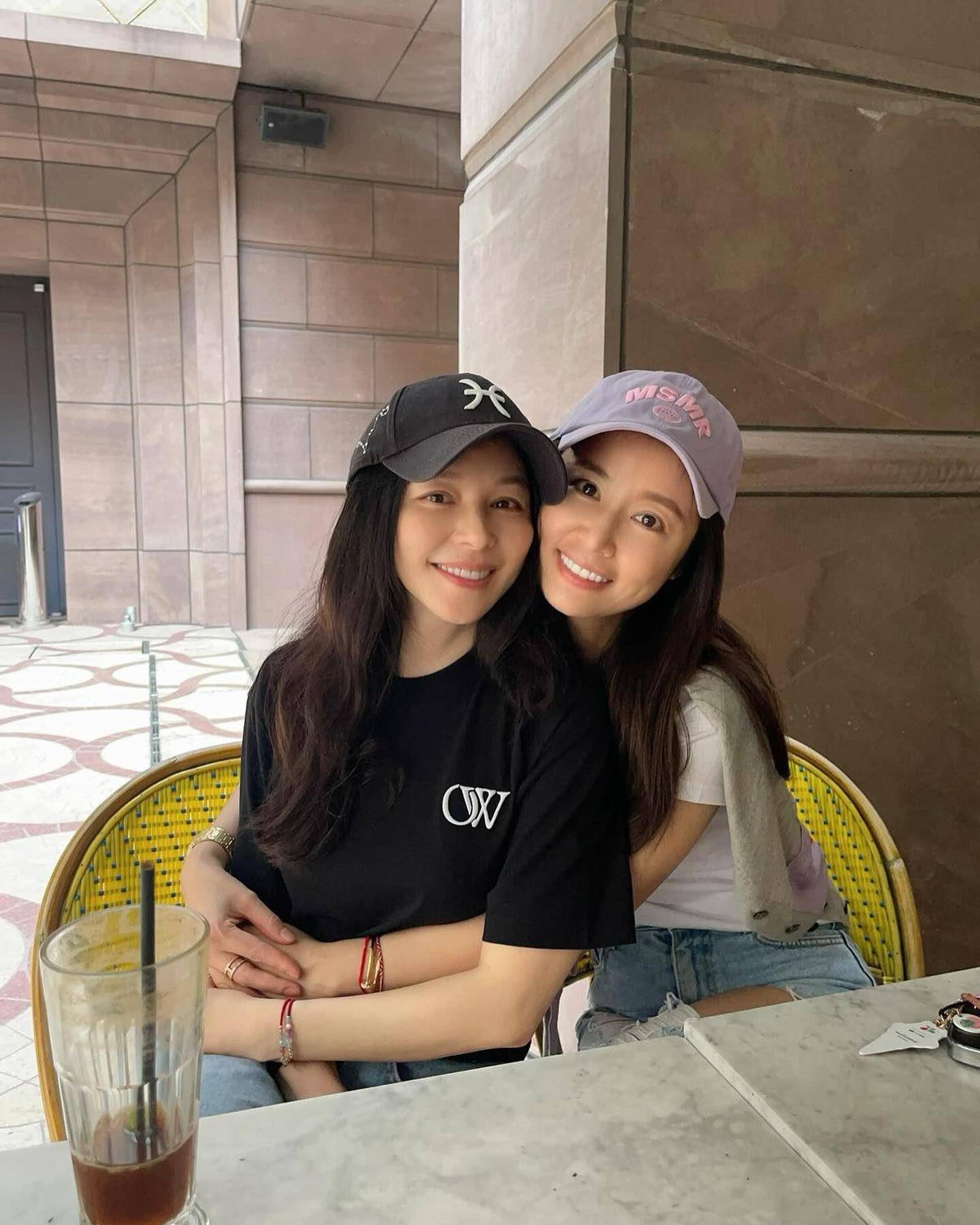 林心如、徐若瑄同戴红绳泄闺密情　叠加卡地亚钉子手环更有气势 名人名流 图1张