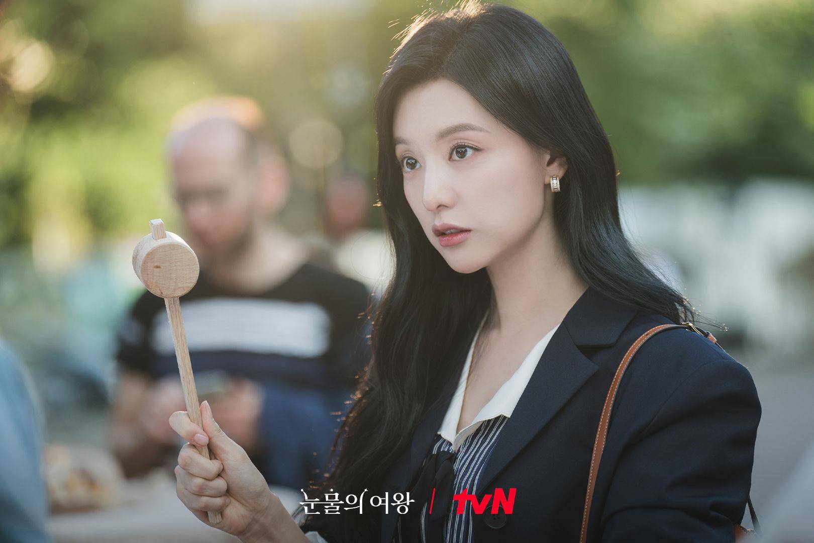 亮・珠宝／《泪之女王》金智媛耳环控　卡地亚衬女强人气势 名人名流 图5张