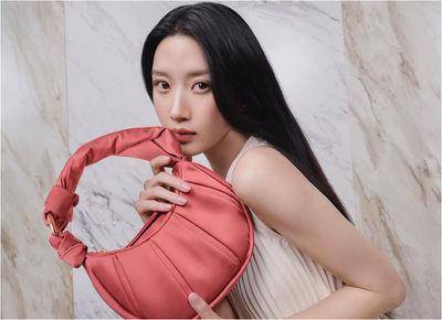 文佳煐果然带货王！“超仙美照揭晓新身分”高颜值晒玫瑰色半月包