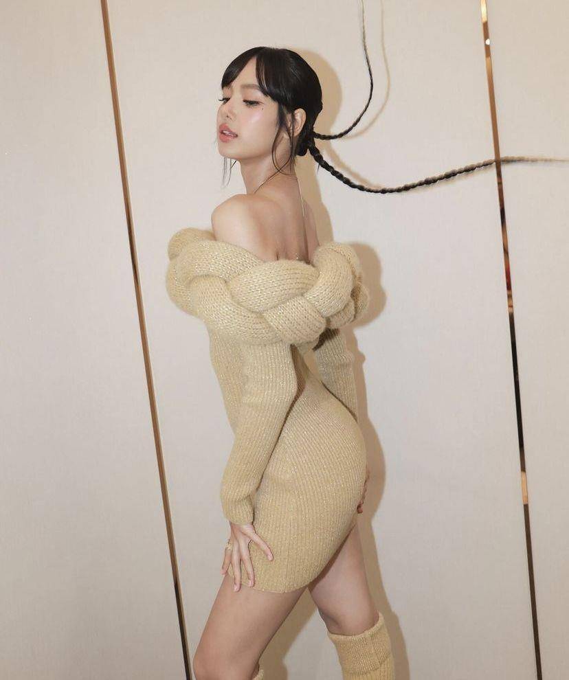 “人间芭比”Lisa穿平口毛衣完美腰臀比曝！辫子头新发型帅又辣 名人名流 图1张