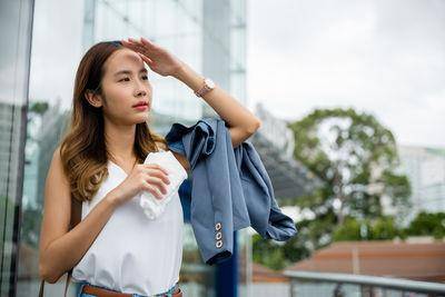 怕汗臭熏死人？改善身体异味的5个方法：少吃辛辣油腻、穿浅色衣服都是秘诀