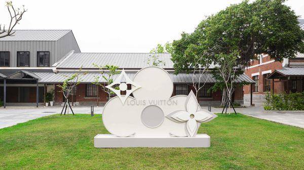 隋棠爱310万银色云朵椅、邱泽想要145万飞镖箱　LV把台中百年建筑变展场 时尚穿搭 图2张