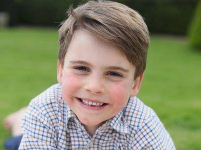 英“鬼灵精”路易王子光脚丫庆6岁　凯特王妃掌镜撇“照骗门”