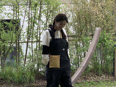 孙艺真麻花辫配吊带裤宛如大学生　42岁素颜样超逆龄