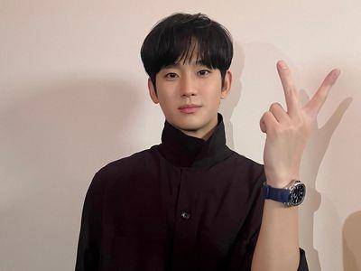 金秀贤秀表没婚戒粉丝喊“不习惯”　娃娃脸吃香让人猜不出年纪