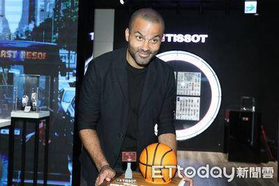 NBA传奇球星帕克满意“小跑车”昵称　戴天梭表登台北101拍美照