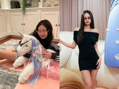 Jennie穿超短裙现身纽约街头露美背辣翻！亲晒联名墨镜少女心破表