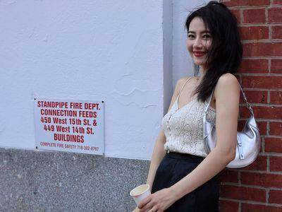 高圆圆玉腿若隐若现又美又帅　游纽约散发幸福光