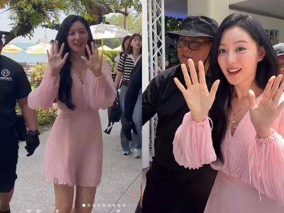 仙女！金智媛粉色百褶裙好温柔　叠搭55万扇形项炼精致出众