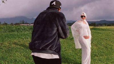 小贾斯汀当爸了！海莉亲晒孕肚美照　白色蕾丝礼服、珠宝一次揭秘