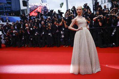 安雅泰勒乔伊精灵装扮登坎城　“黑珍珠”完美驾驭香奈儿古董衣