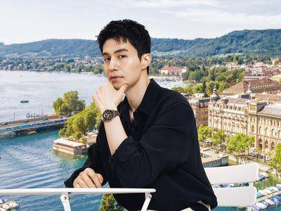 李栋旭2万天梭表上手施型男魅力　秀表拿冰淇淋好俏皮