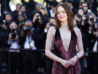 艾玛史东LV礼服胸前大开　走光危险设计她照样优雅