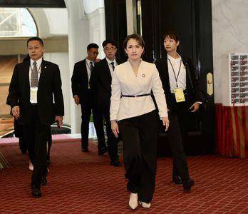 萧美琴就职穿的裤装出自中国台湾针织女王 XX夫人粉红小外套自己搭的