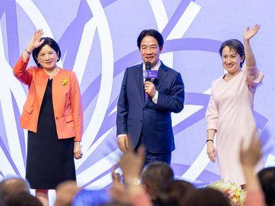 国宴换装！萧美琴粉色洋装袖口有巧思　赖清德的油菜花胸针给太太戴