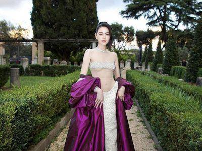 “泰国神颜”女星黛薇卡霍内一道水晶遮胸　与舒淇同框比美