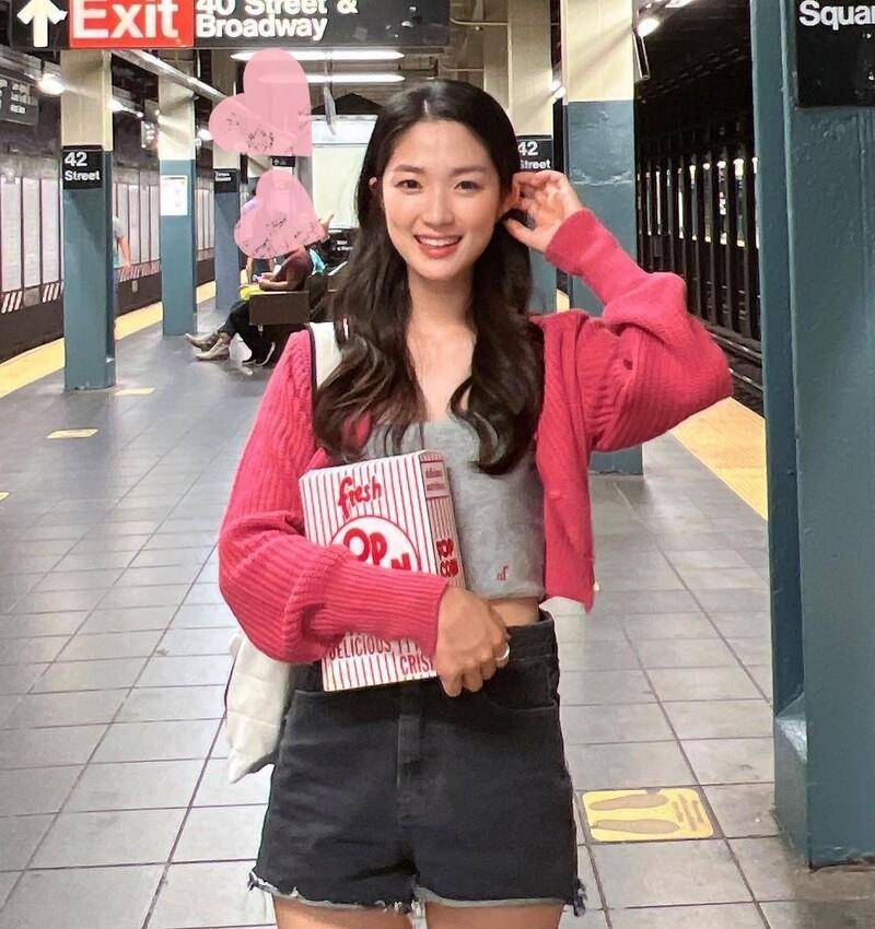 《背着善宰跑》金惠奫无害甜美私服　碎花、牛仔裤都是爱用单品 最新资讯 图14张