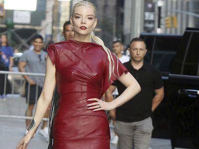 安雅泰勒乔伊半裸装露蜜桃臀　全网惊呆“裹浴巾照镜子”